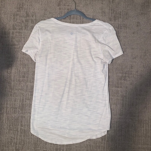 White pattern lululemon tshirt - Picture 2 of 2
